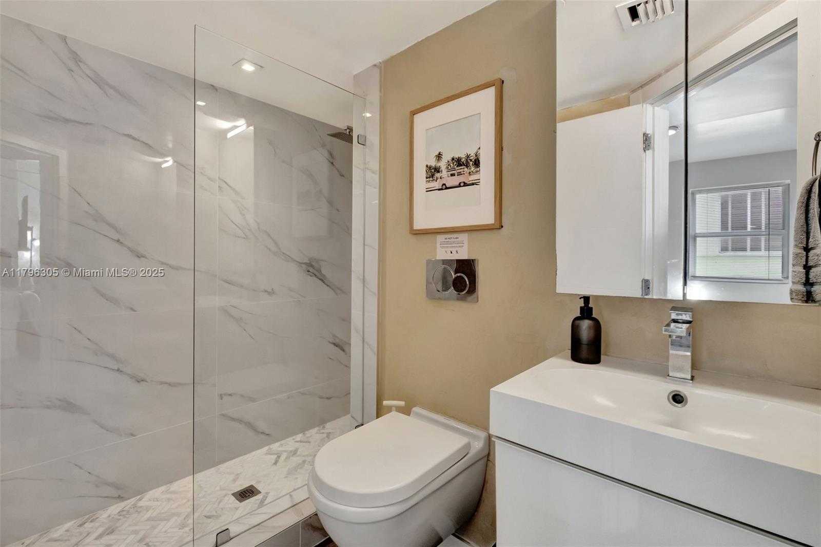 Small Image of 834 OCEAN DR #402, Miami Beach Number 17