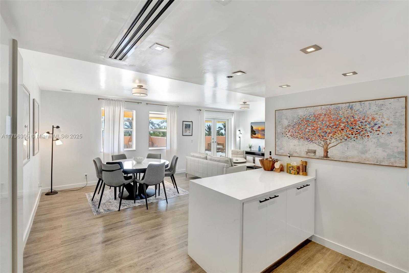 Small Image of 834 OCEAN DR #402, Miami Beach Number 8