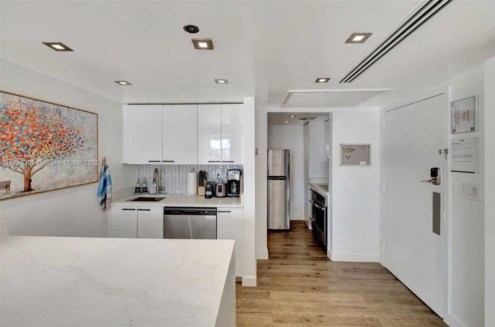 Small Image of 834 OCEAN DR #402, Miami Beach Number 9