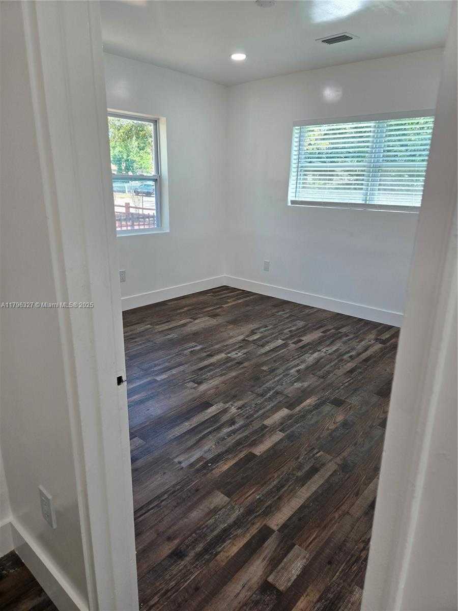 Small Image of 987 NORTH EAST 145TH ST, North Miami Number 12