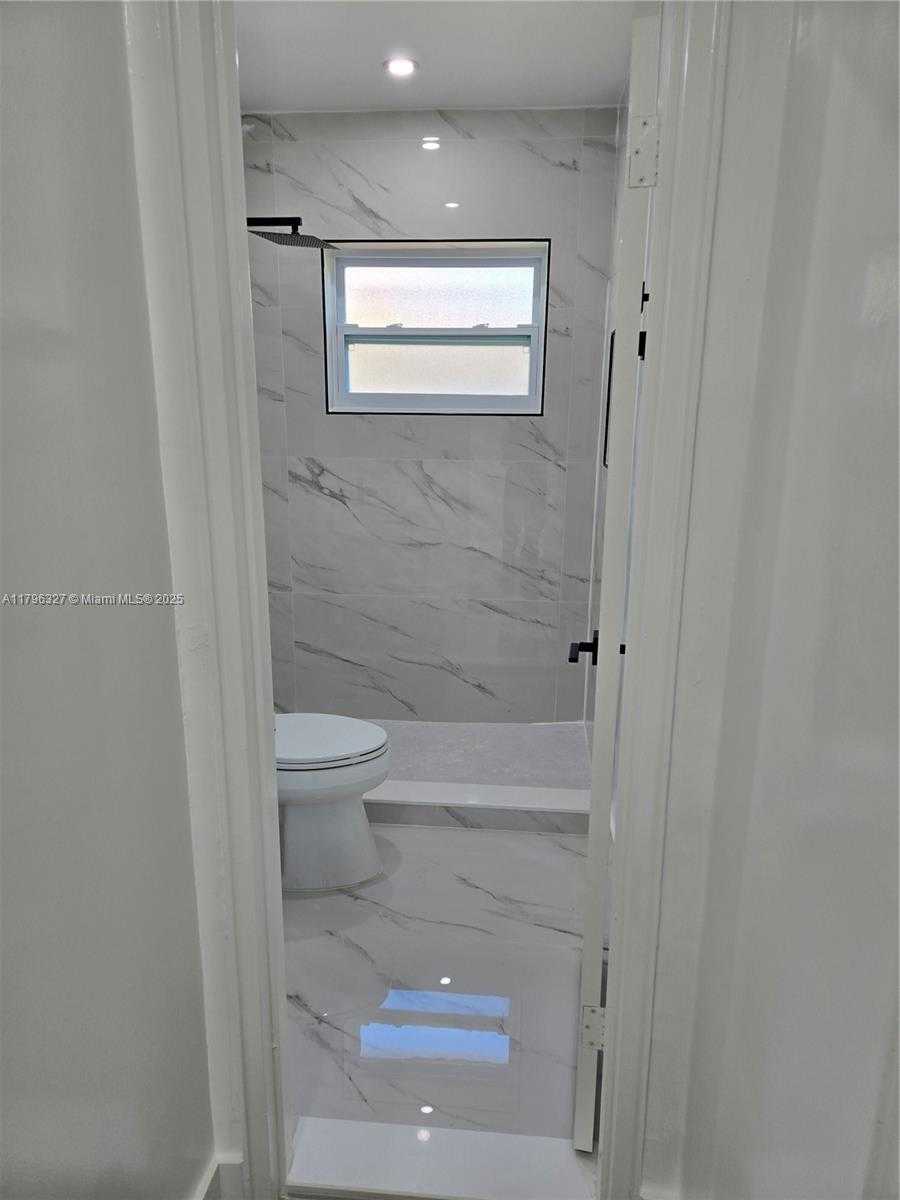 Small Image of 987 NORTH EAST 145TH ST, North Miami Number 14