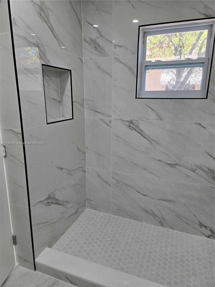 Small Image of 987 NORTH EAST 145TH ST, North Miami Number 35