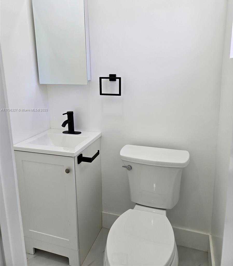 Small Image of 987 NORTH EAST 145TH ST, North Miami Number 38