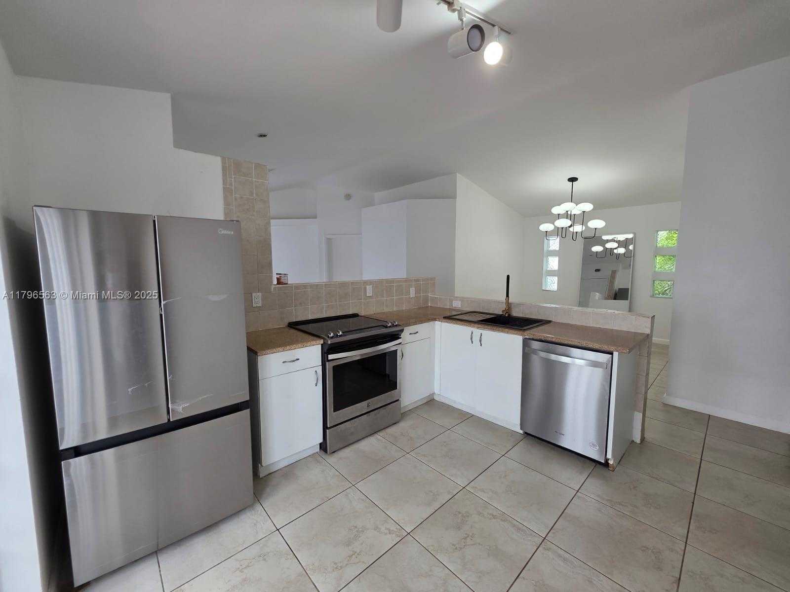 Small Image of 18950 NORTH WEST 22ND ST, Pembroke Pines Number 5