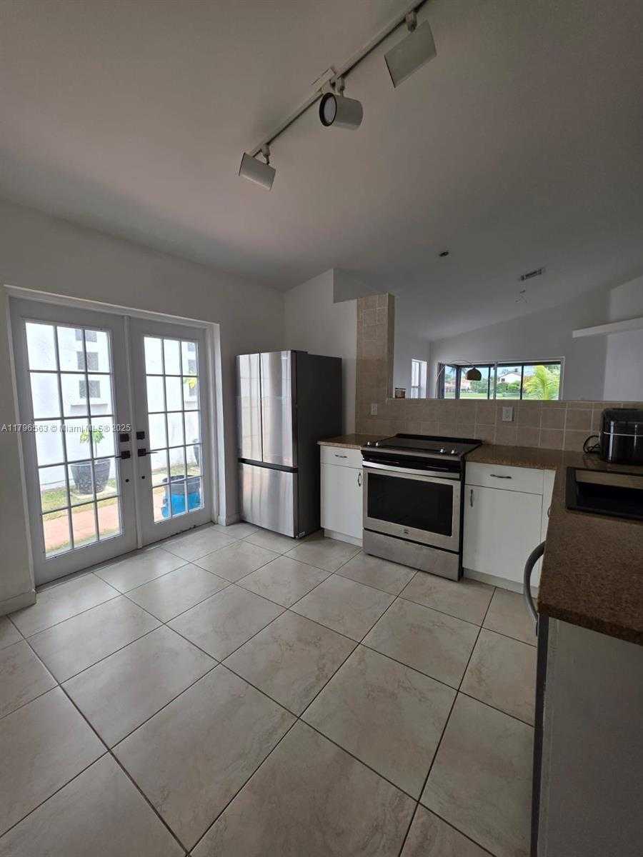 Small Image of 18950 NORTH WEST 22ND ST, Pembroke Pines Number 7