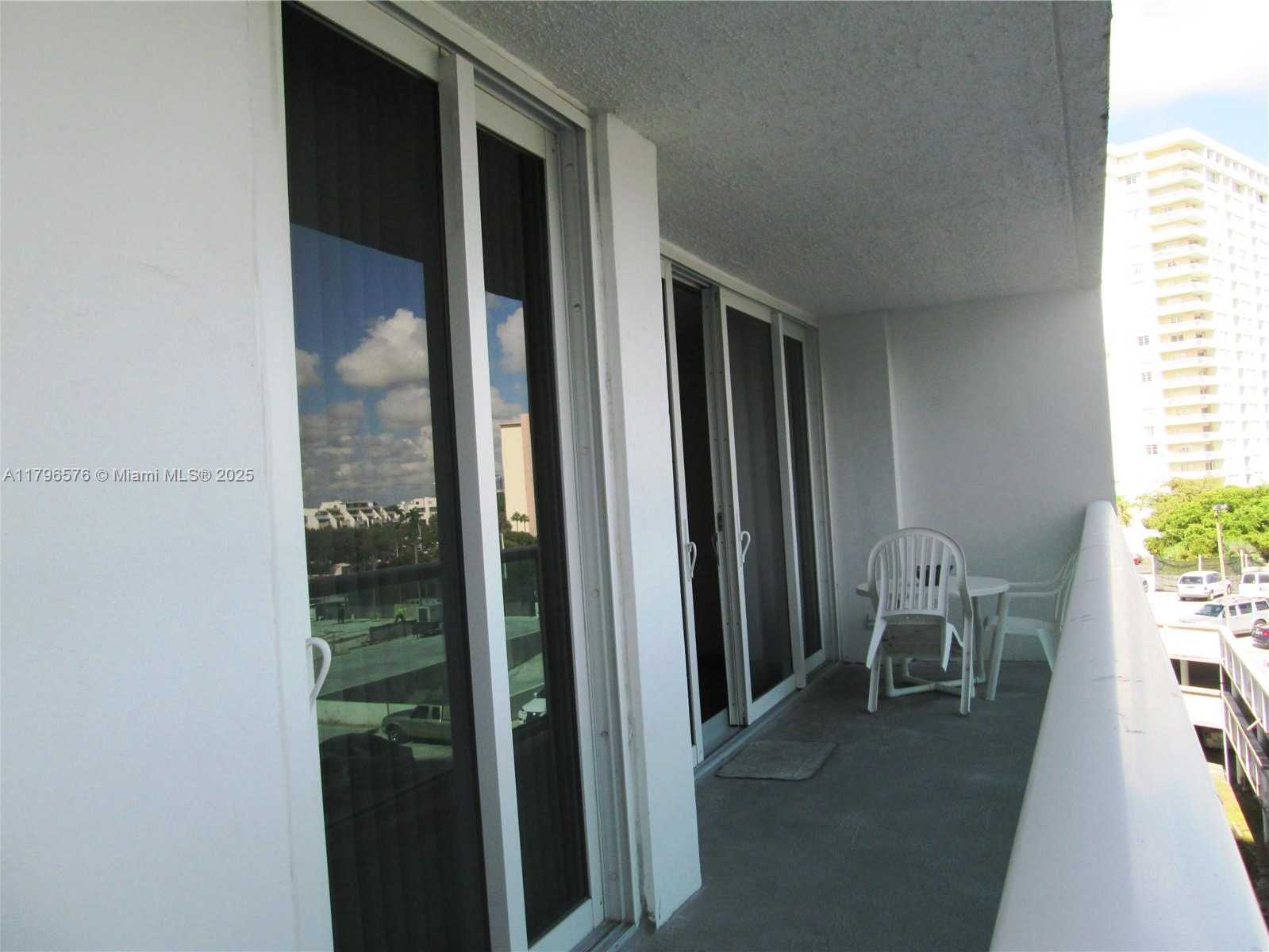 Small Image of 100 BAYVIEW DR #530, Sunny Isles Beach Number 2
