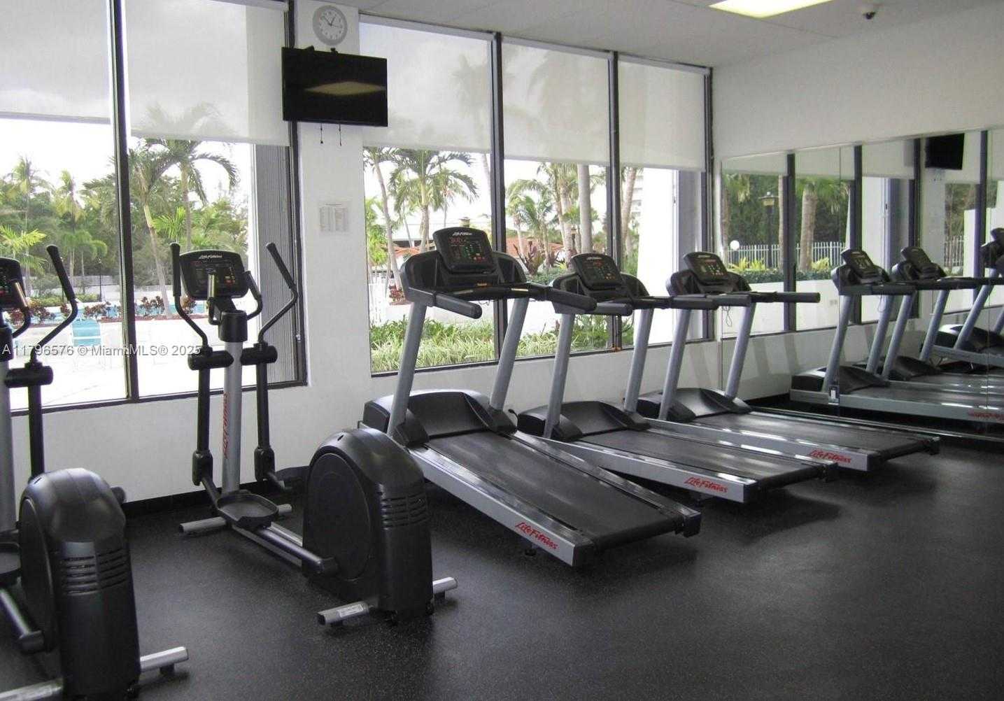 Small Image of 100 BAYVIEW DR #530, Sunny Isles Beach Number 3