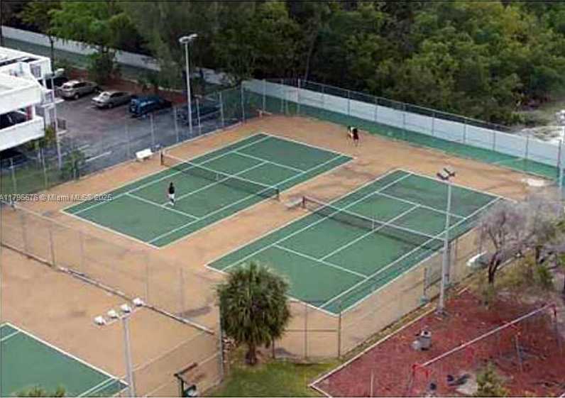 Small Image of 100 BAYVIEW DR #530, Sunny Isles Beach Number 9
