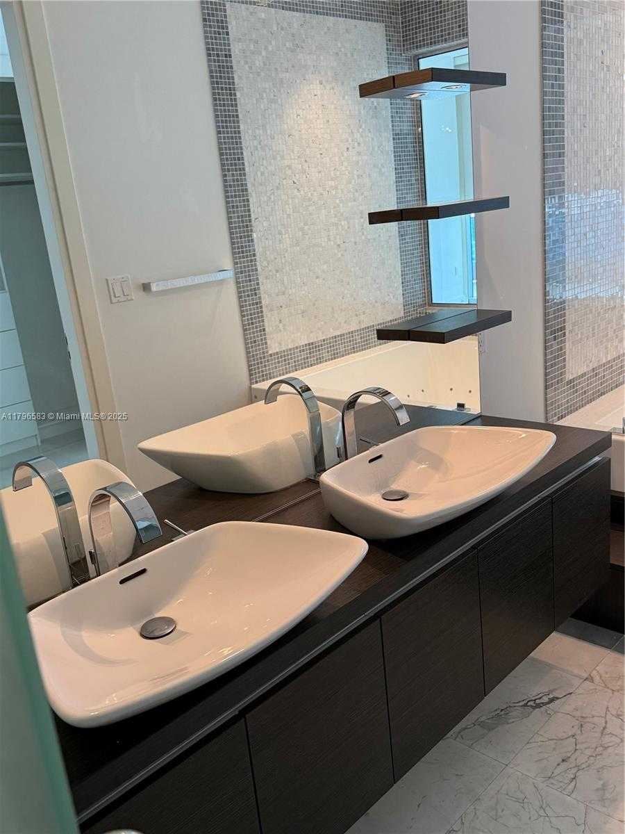 Small Image of 200 BISCAYNE BOULEVARD WAY #4904, Miami Number 14