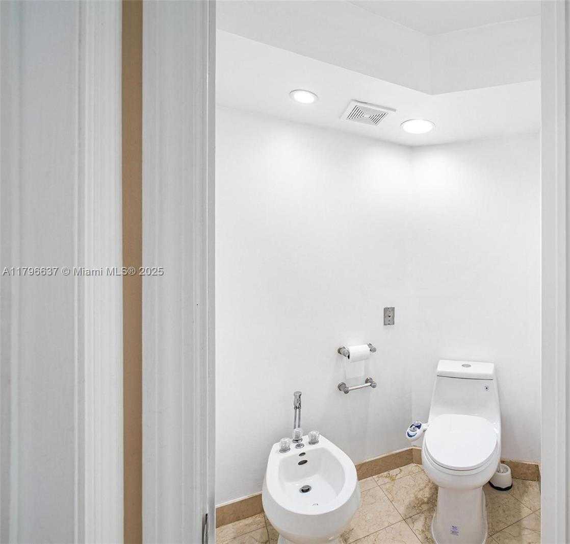 Small Image of 888 BRICKELL KEY DR #2010, Miami Number 43