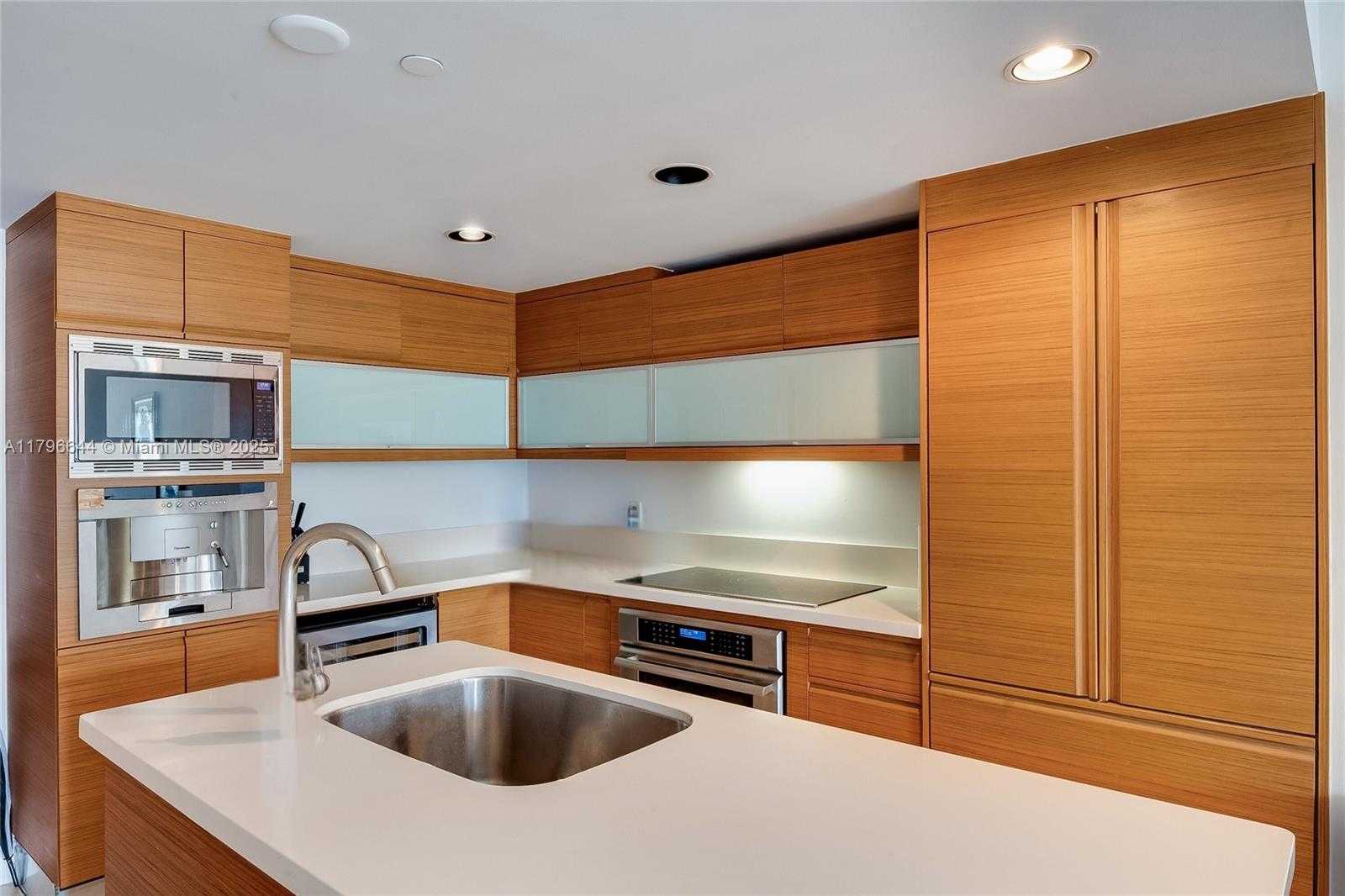 Small Image of 5875 COLLINS AVE #1504, Miami Beach Number 3