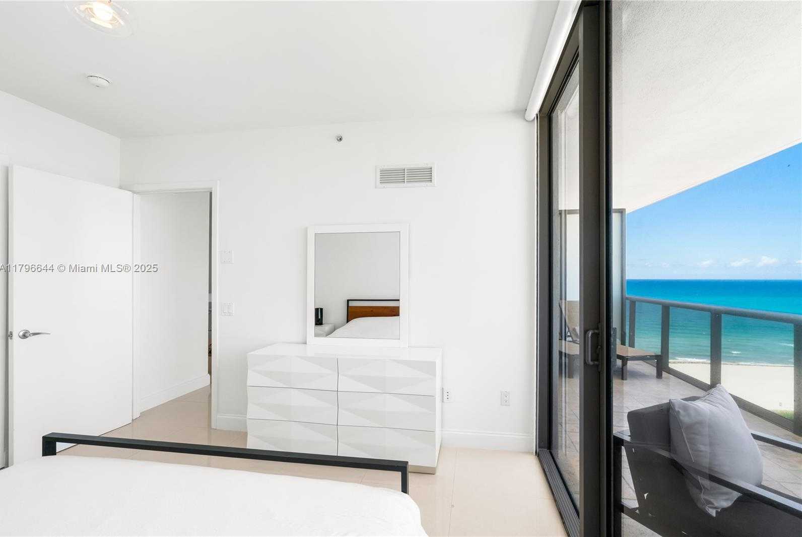 Small Image of 5875 COLLINS AVE #1504, Miami Beach Number 31