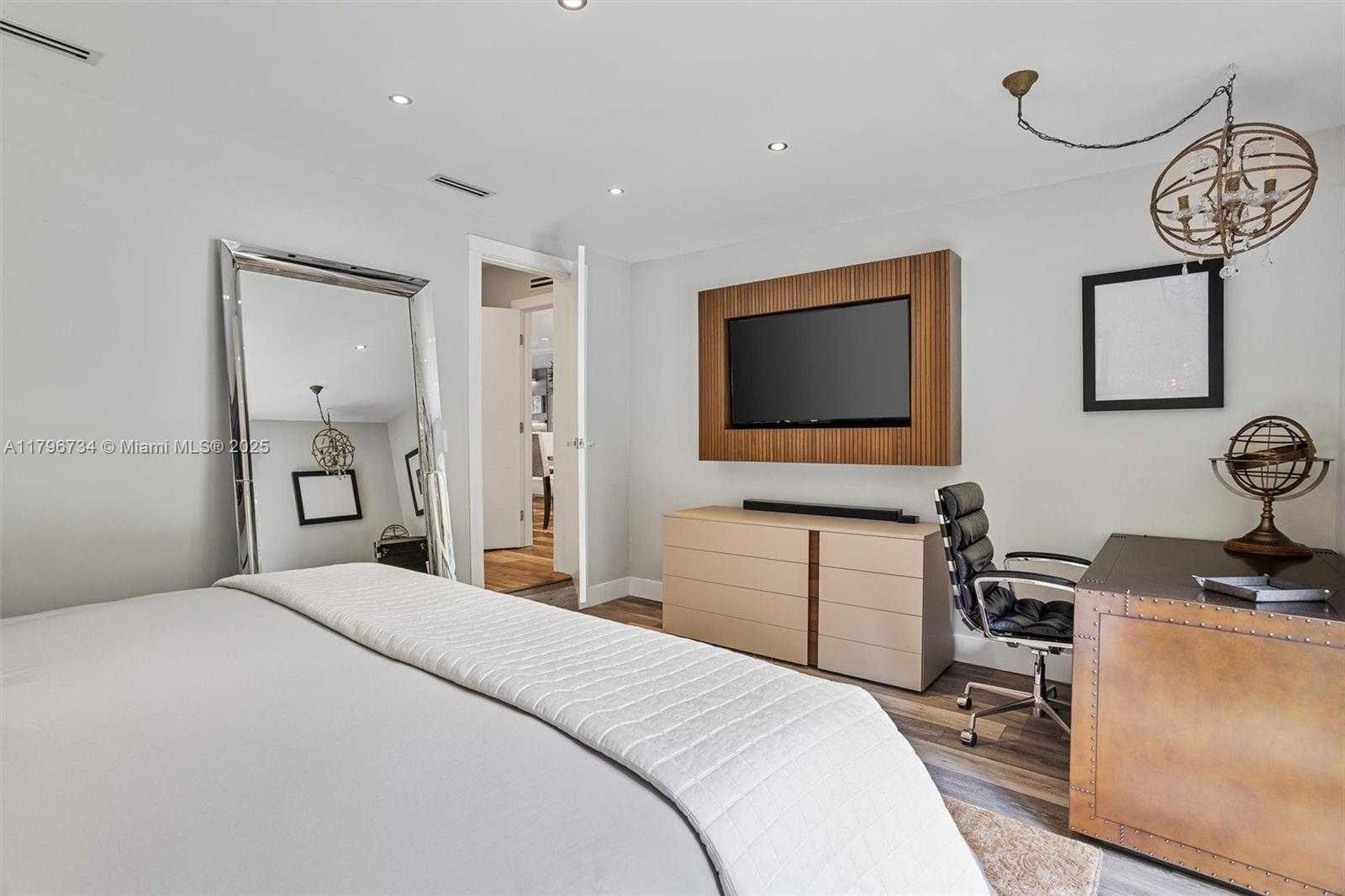 Small Image of 4435 SOUTH WEST 13TH ST, Miami Number 23