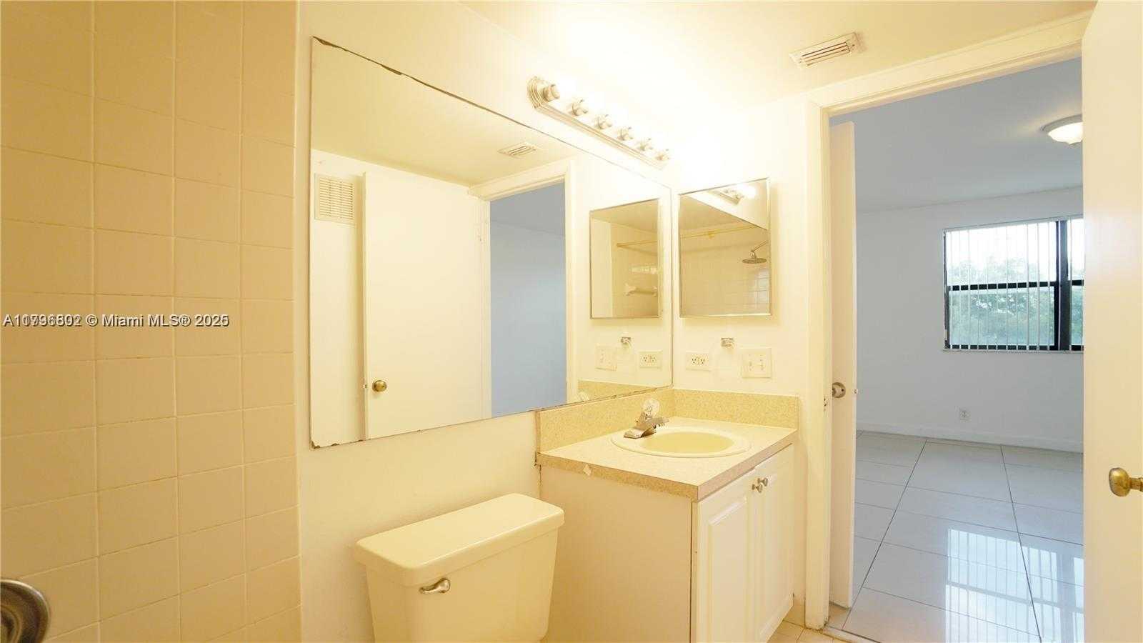 Small Image of 8100 GENEVA CT #343, Doral Number 19