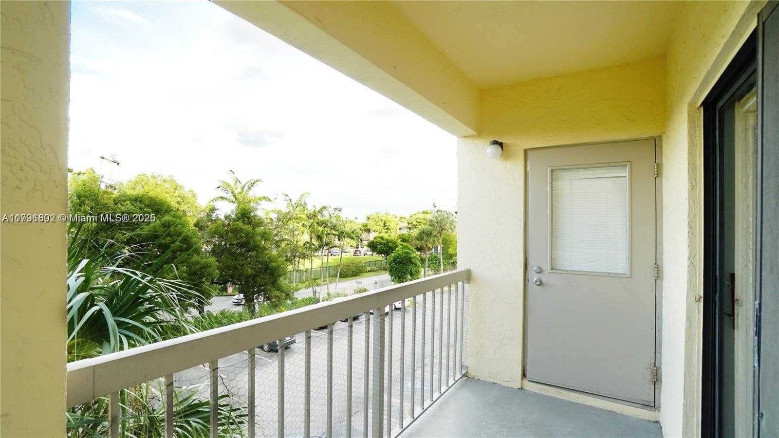 Small Image of 8100 GENEVA CT #343, Doral Number 22