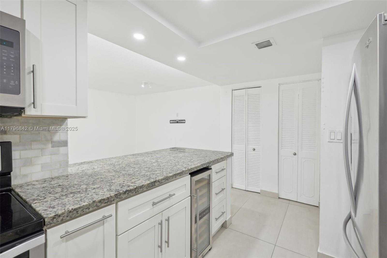 Small Image of 1951 ATLANTIC SHORES BLVD #14, Hallandale Beach Number 17