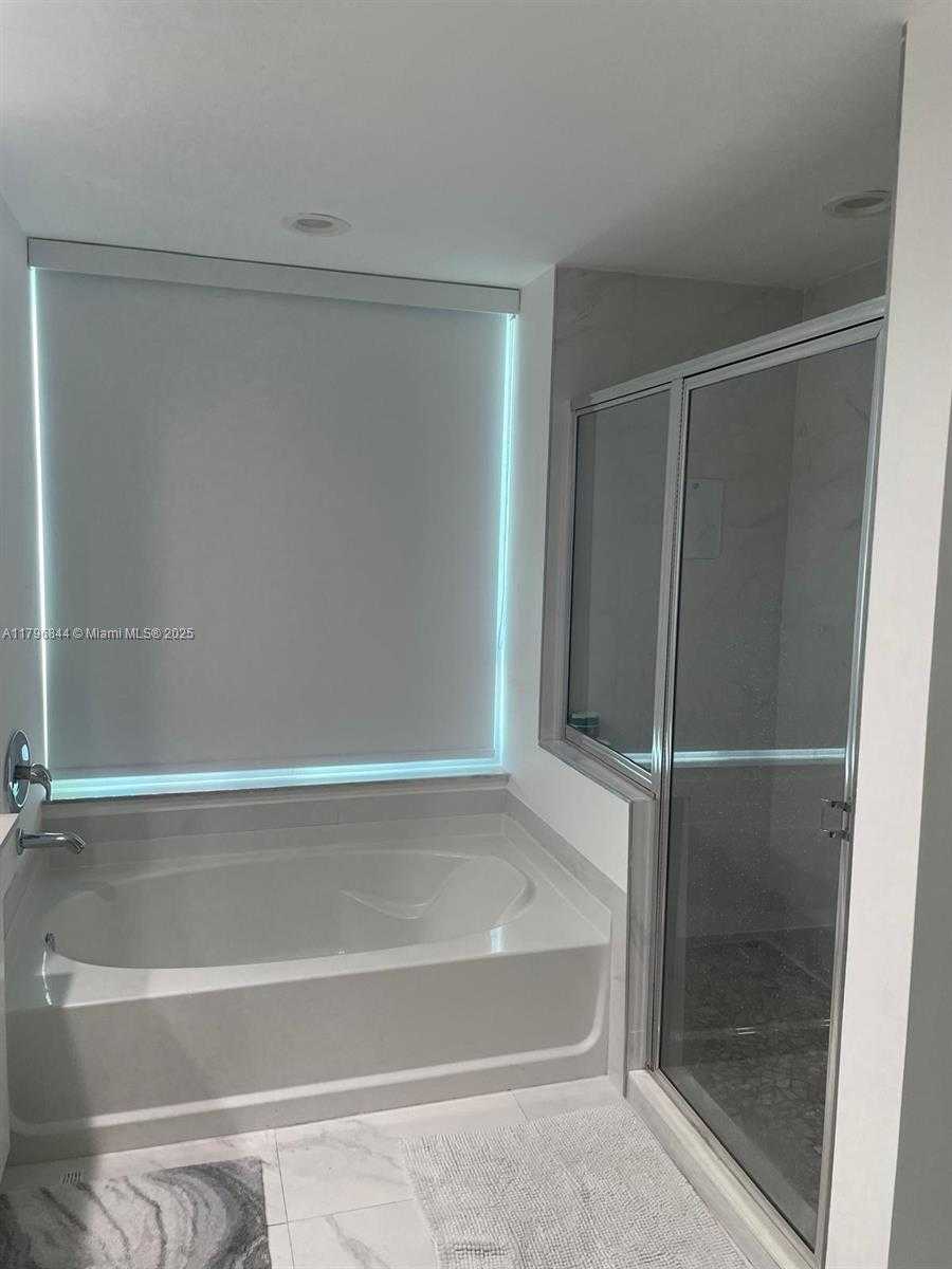 Small Image of 950 BRICKELL BAY DR #3410, Miami Number 14