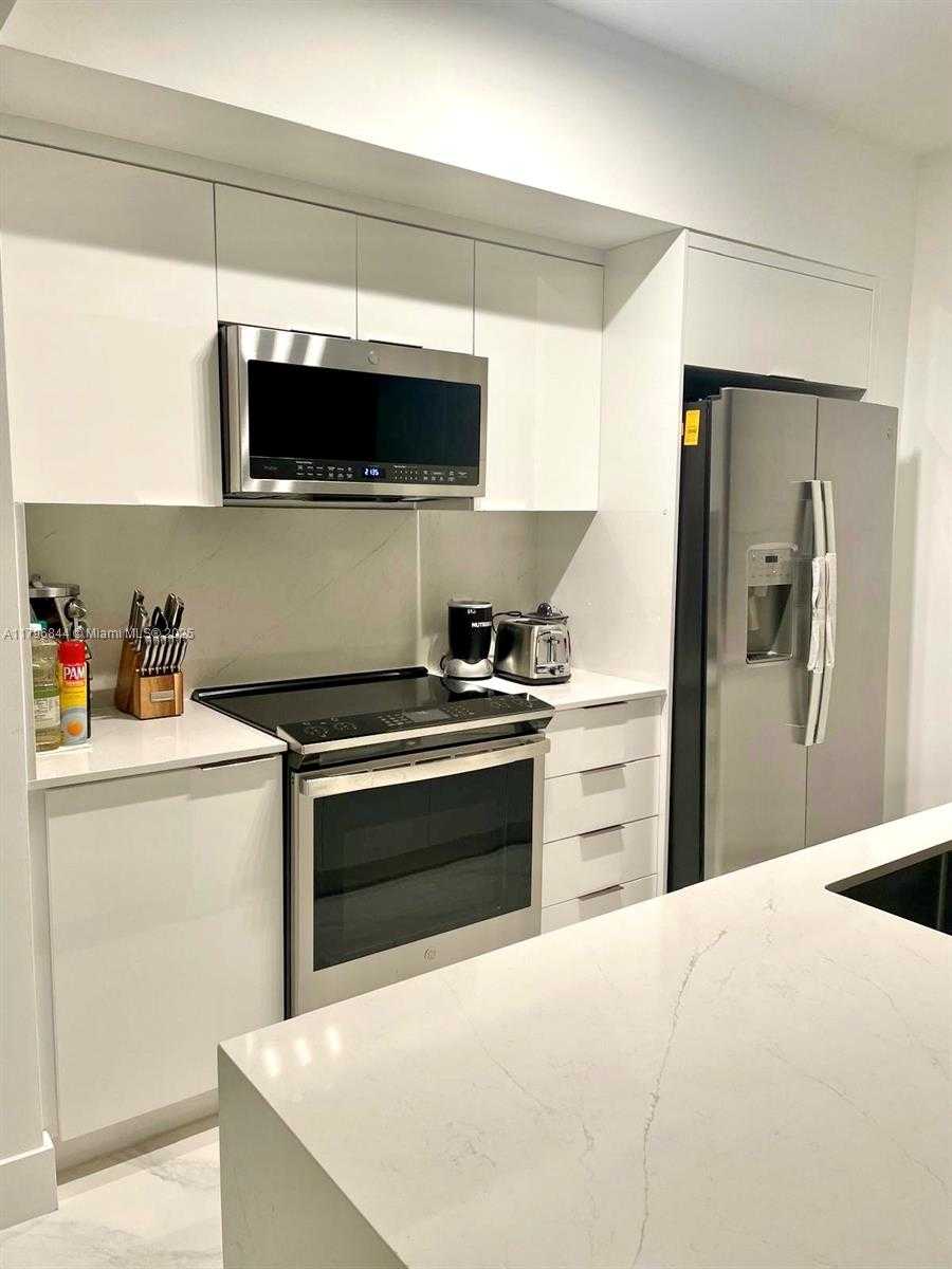 Small Image of 950 BRICKELL BAY DR #3410, Miami Number 5
