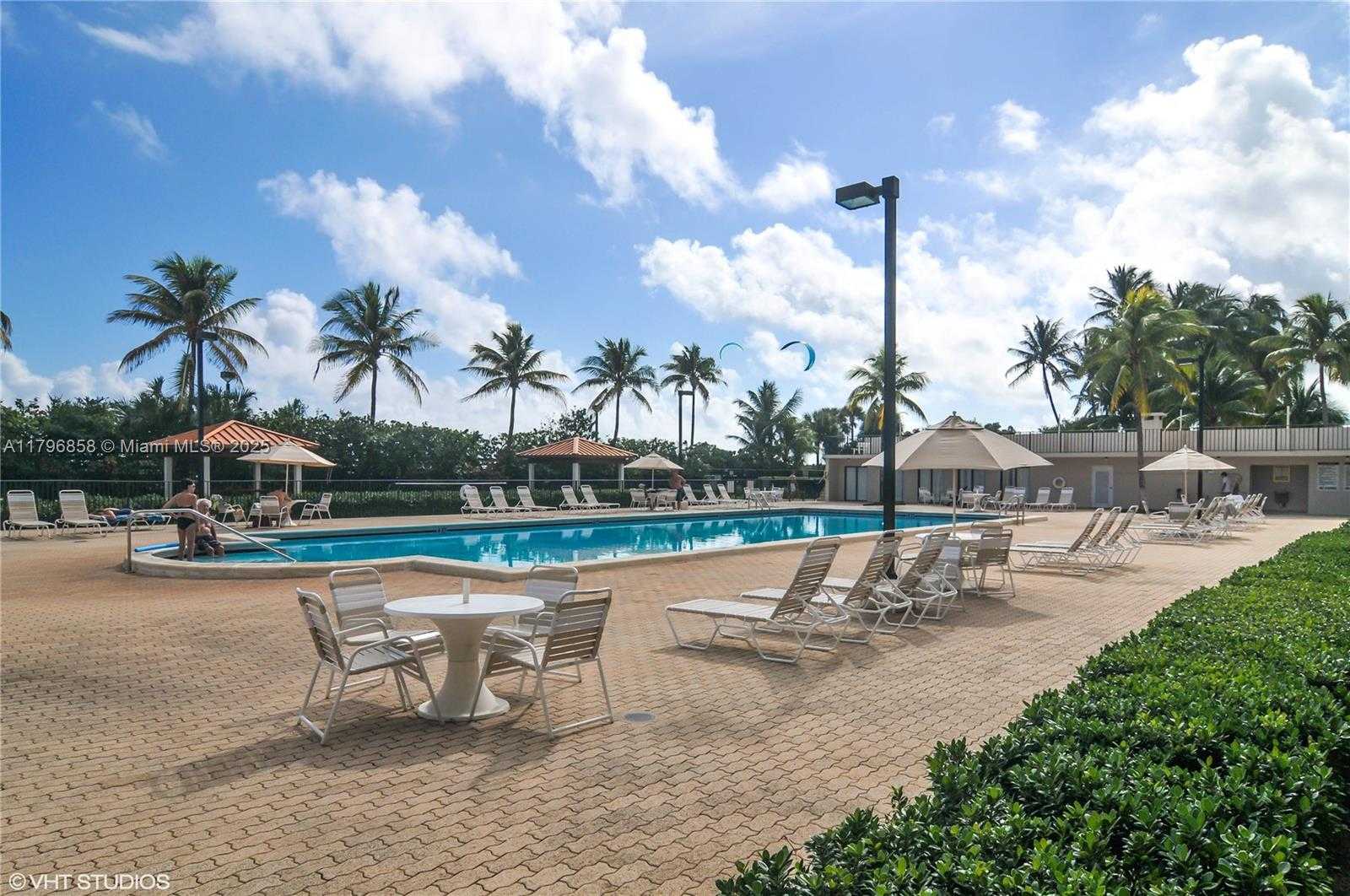 Small Image of 2625 COLLINS AVE #605, Miami Beach Number 15
