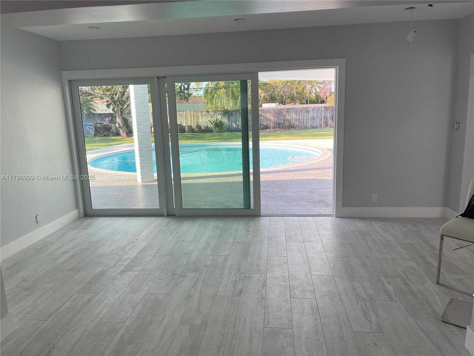 Small Image of 10945 SOUTH WEST 172ND TER, Miami Number 4