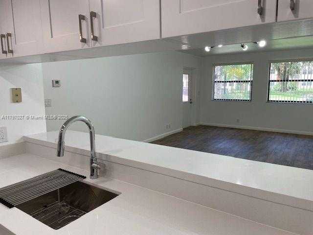 Small Image of 8180 #118, Doral Number 5