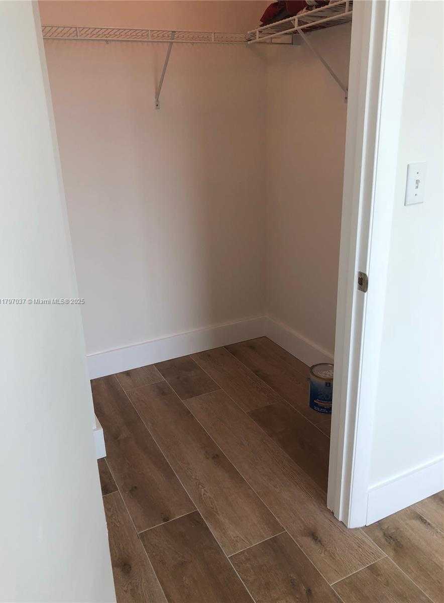 Small Image of 244 BISCAYNE BLVD #1809, Miami Number 7
