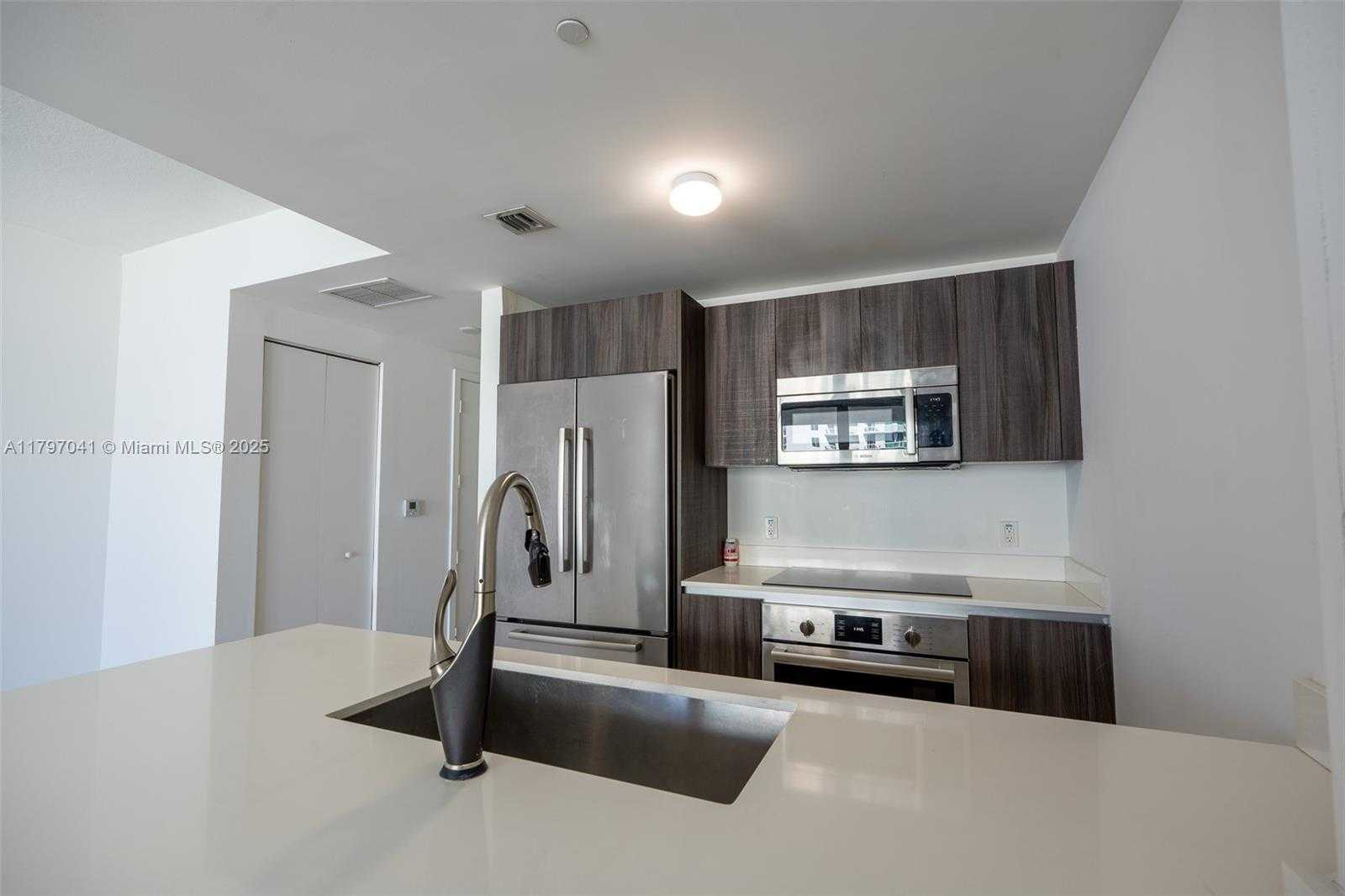 Small Image of 488 NE 18th St, Miami, FL 33132, USA Number 12