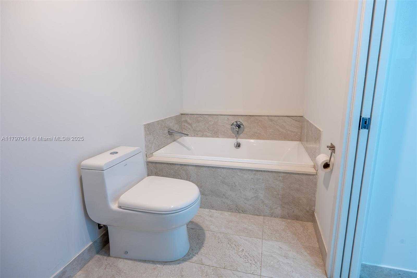 Small Image of 488 NE 18th St, Miami, FL 33132, USA Number 28