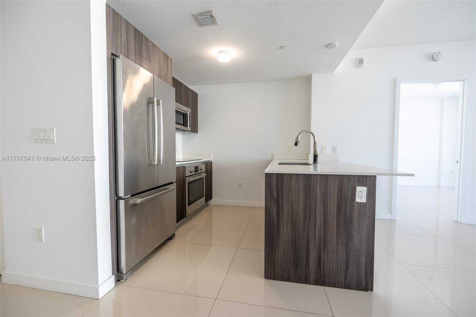 Small Image of 488 NE 18th St, Miami, FL 33132, USA Number 7