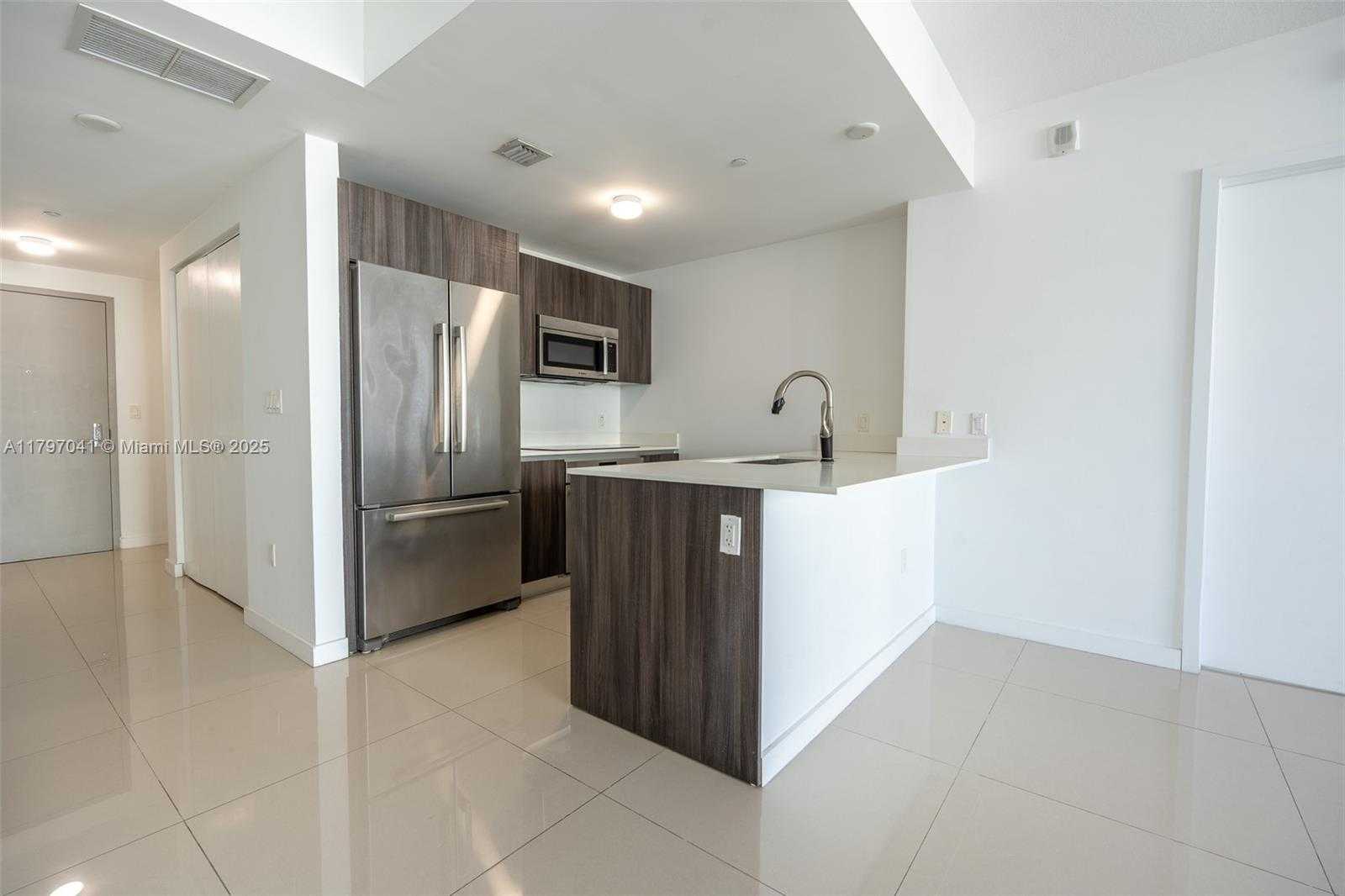 Small Image of 488 NE 18th St, Miami, FL 33132, USA Number 8