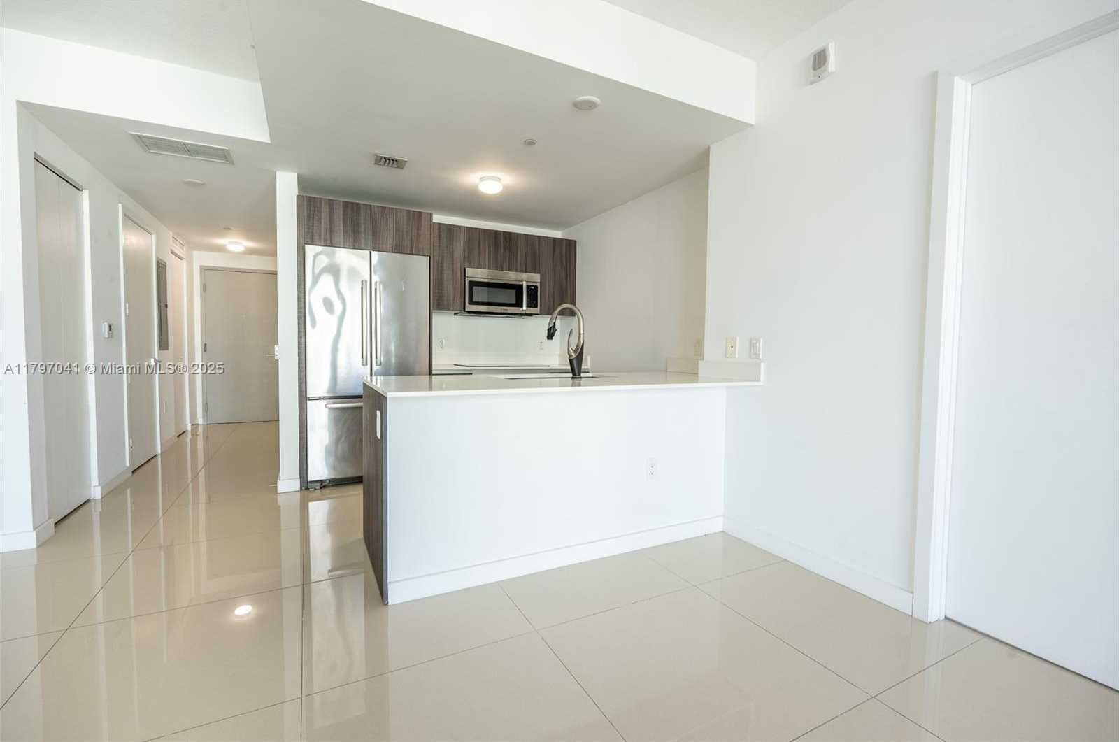Small Image of 488 NE 18th St, Miami, FL 33132, USA Number 9