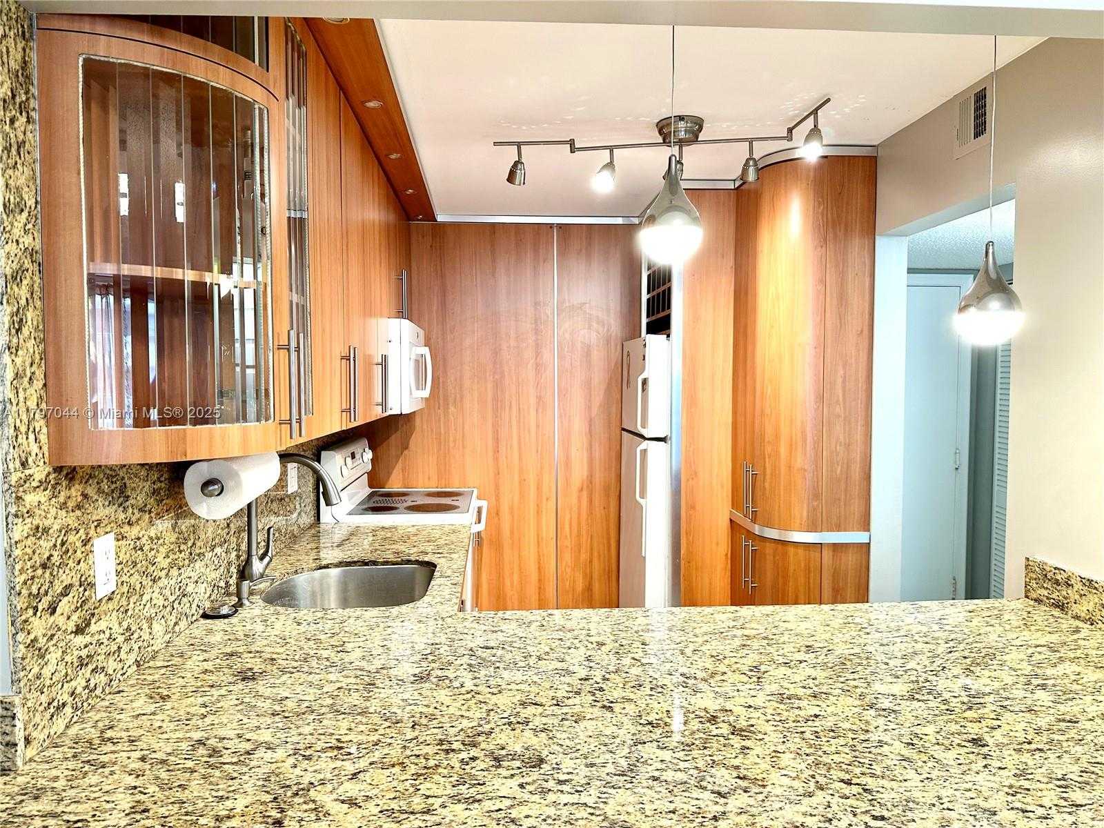 Small Image of 1825 SOUTH OCEAN DR #705, Hallandale Beach Number 3