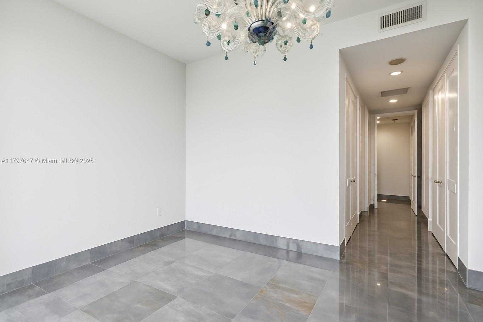 Small Image of 1425 Brickell Ave, Miami, FL 33131, USA Number 8
