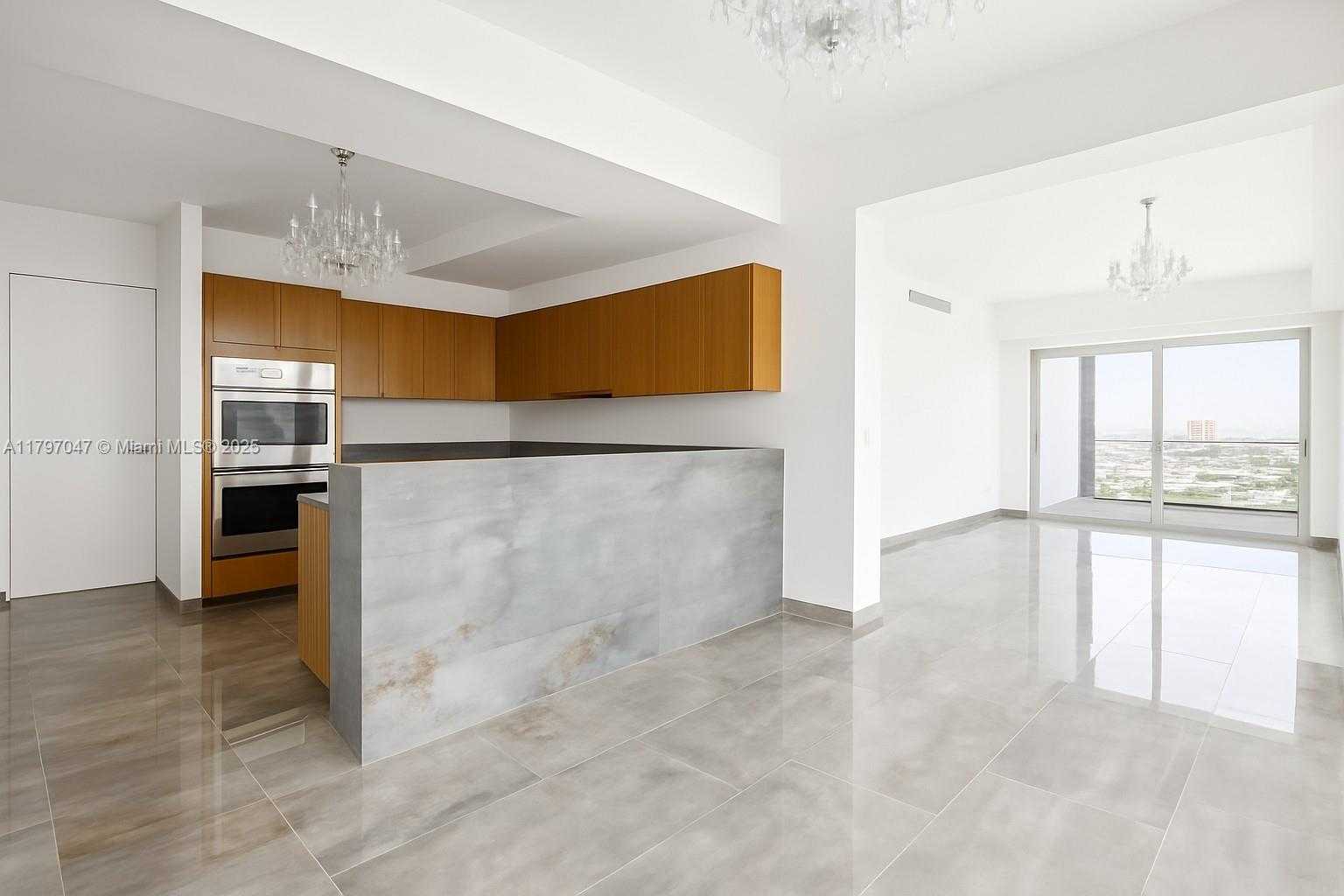Small Image of 1425 Brickell Ave, Miami, FL 33131, USA Number 9
