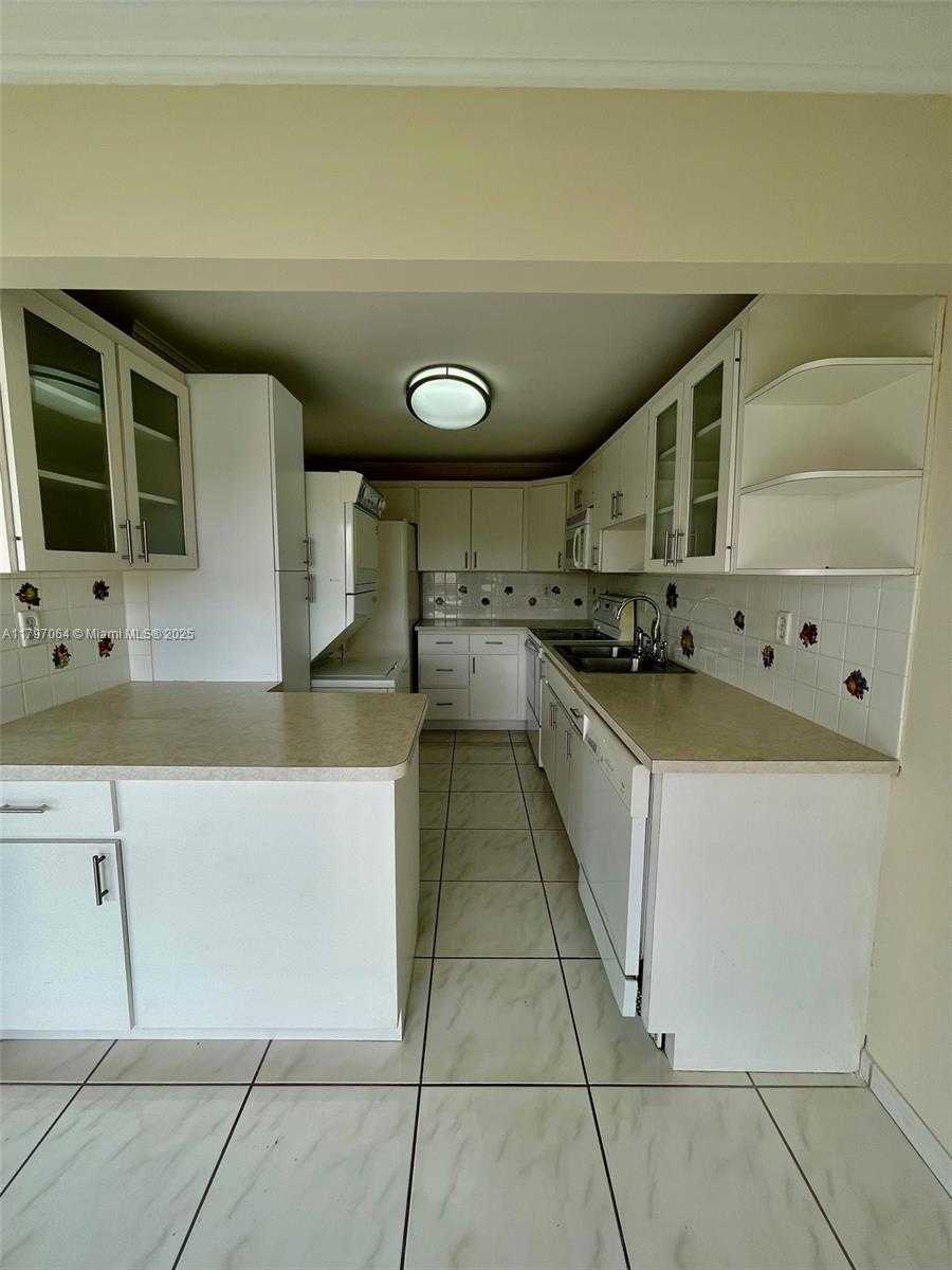 Small Image of 1350 SOUTH WEST 122ND AVE #321, Miami Number 7