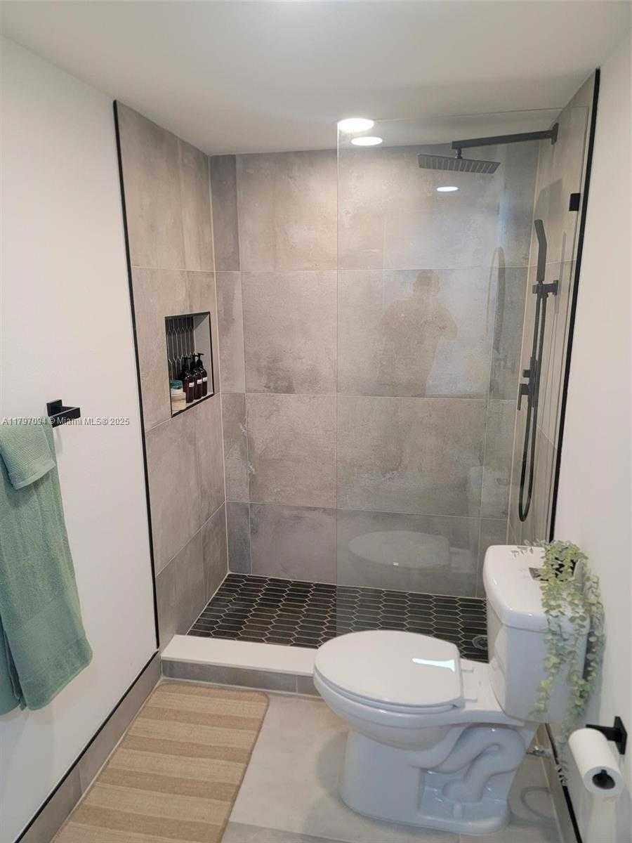 Small Image of 2500 PARKVIEW DR #518, Hallandale Beach Number 6