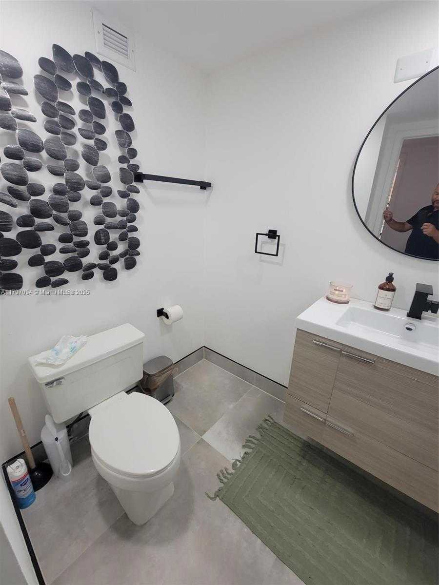 Small Image of 2500 PARKVIEW DR #518, Hallandale Beach Number 7