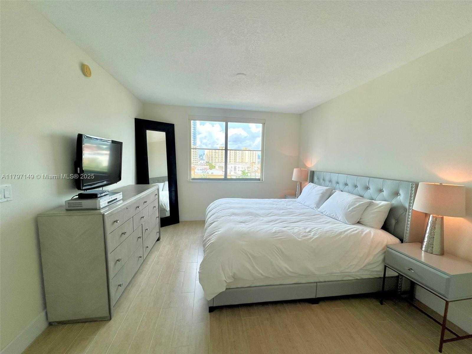 Small Image of 110 WASHINGTON AVE #1817, Miami Beach Number 7