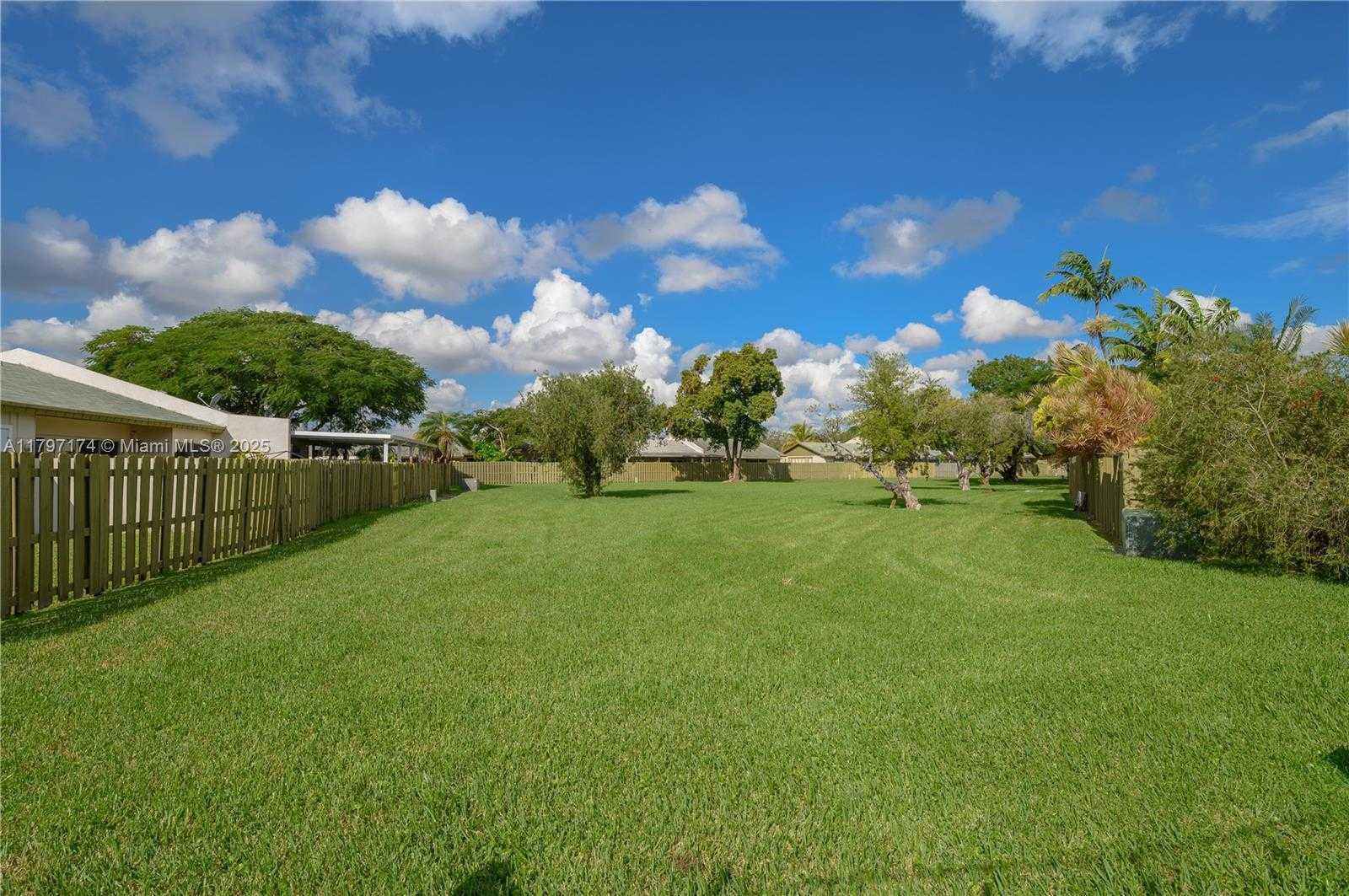 Small Image of 12022 SOUTH WEST 110TH ST CIR E, Miami Number 18