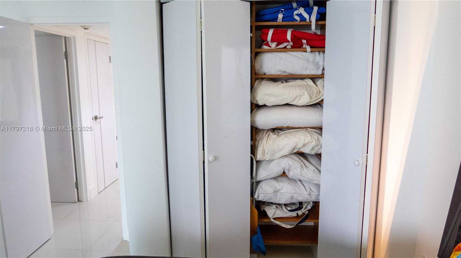 Small Image of 100 BAYVIEW DR #1815, Sunny Isles Beach Number 26