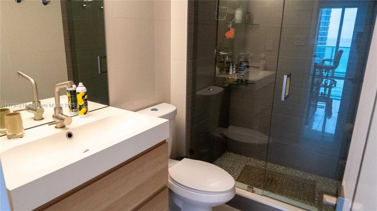 Small Image of 100 BAYVIEW DR #1815, Sunny Isles Beach Number 29