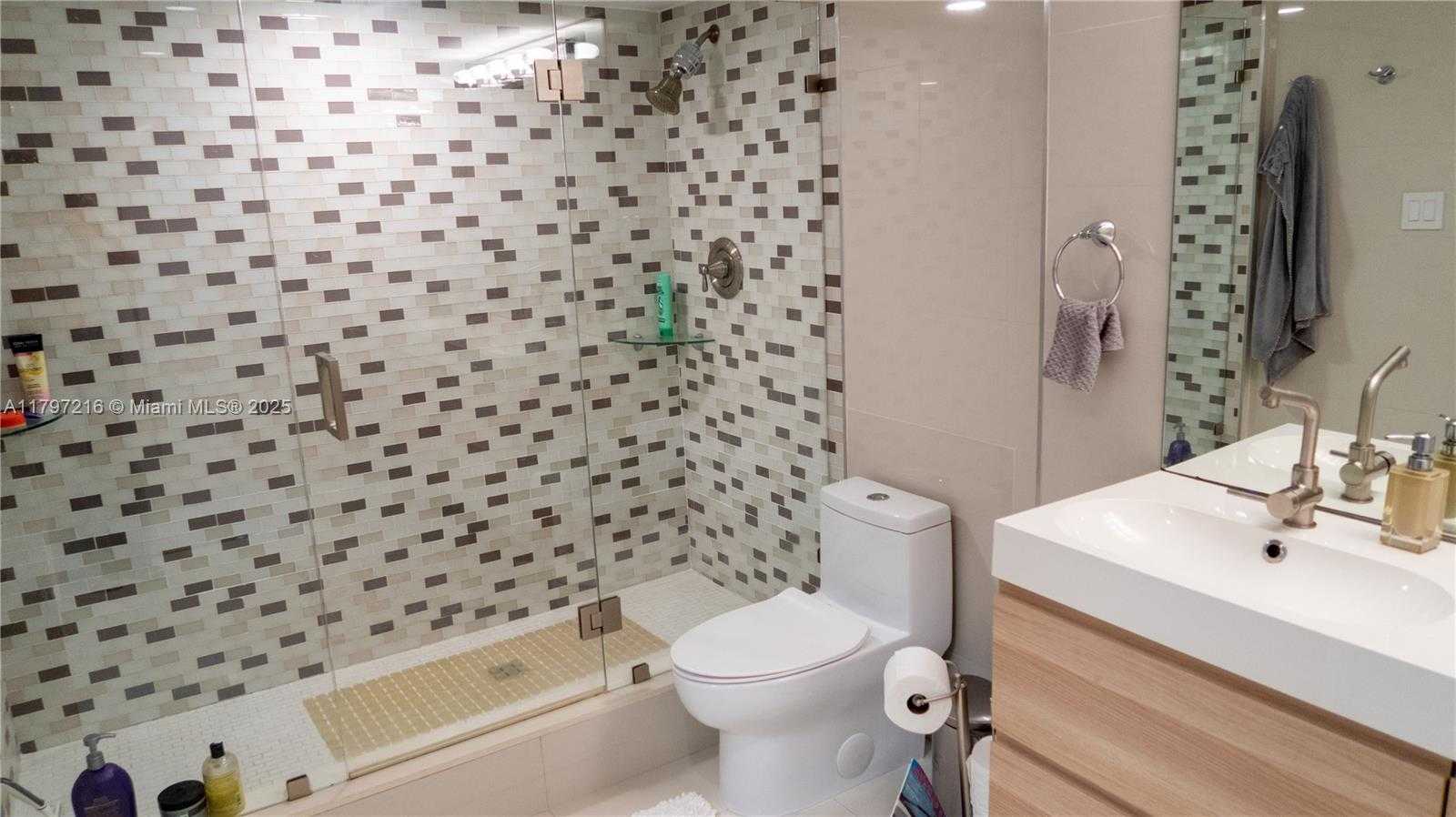 Small Image of 100 BAYVIEW DR #1815, Sunny Isles Beach Number 35