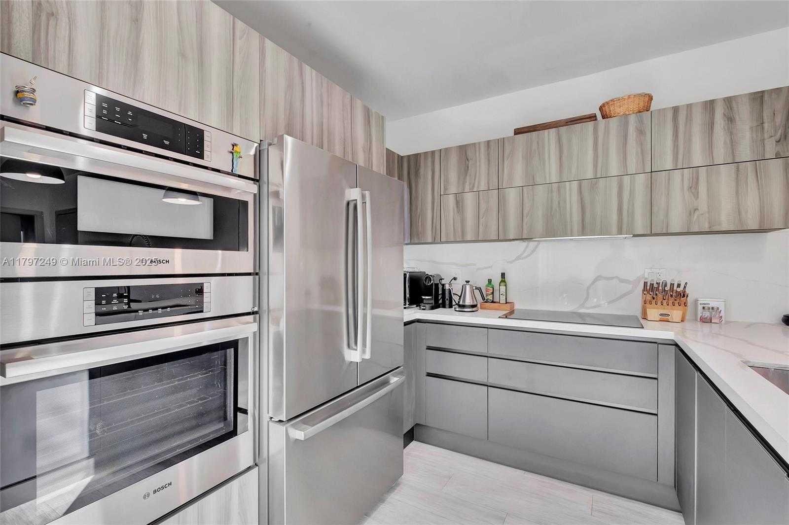 Small Image of 2924 BIRD AVE #8, Miami Number 10