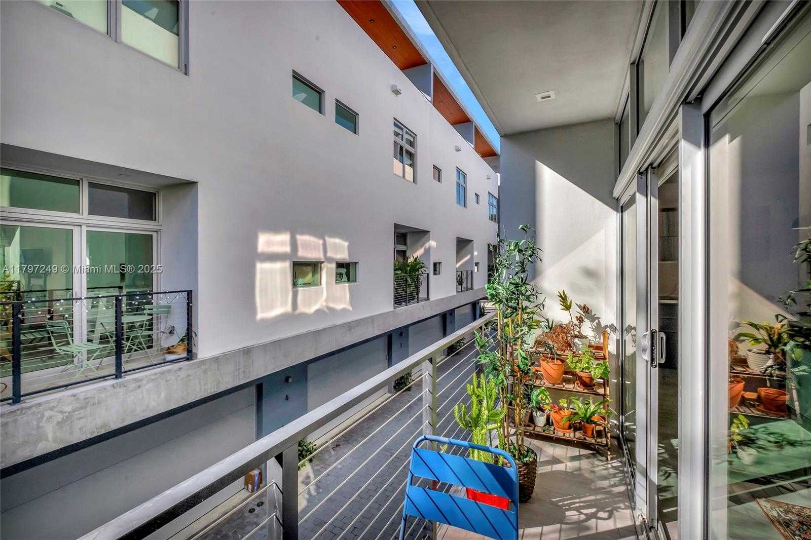 Small Image of 2924 BIRD AVE #8, Miami Number 13