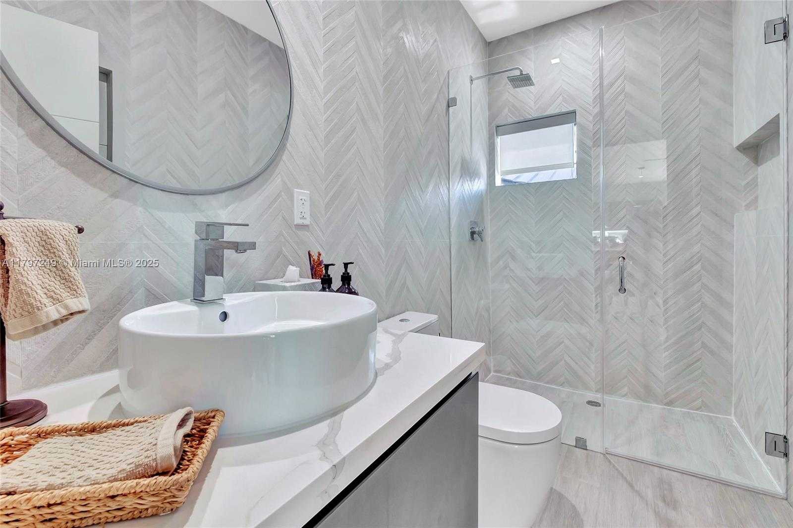 Small Image of 2924 BIRD AVE #8, Miami Number 16