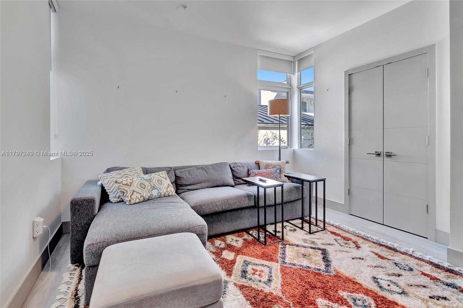 Small Image of 2924 BIRD AVE #8, Miami Number 17