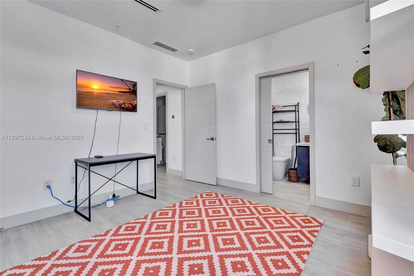 Small Image of 2924 BIRD AVE #8, Miami Number 19
