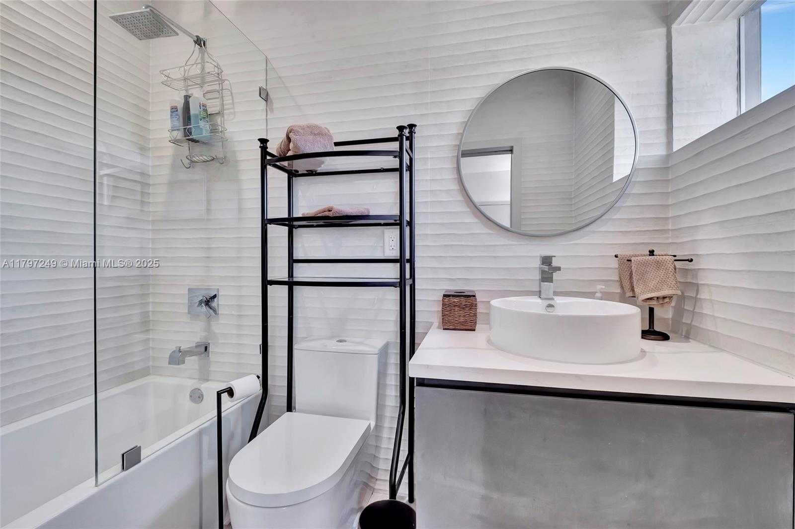 Small Image of 2924 BIRD AVE #8, Miami Number 20