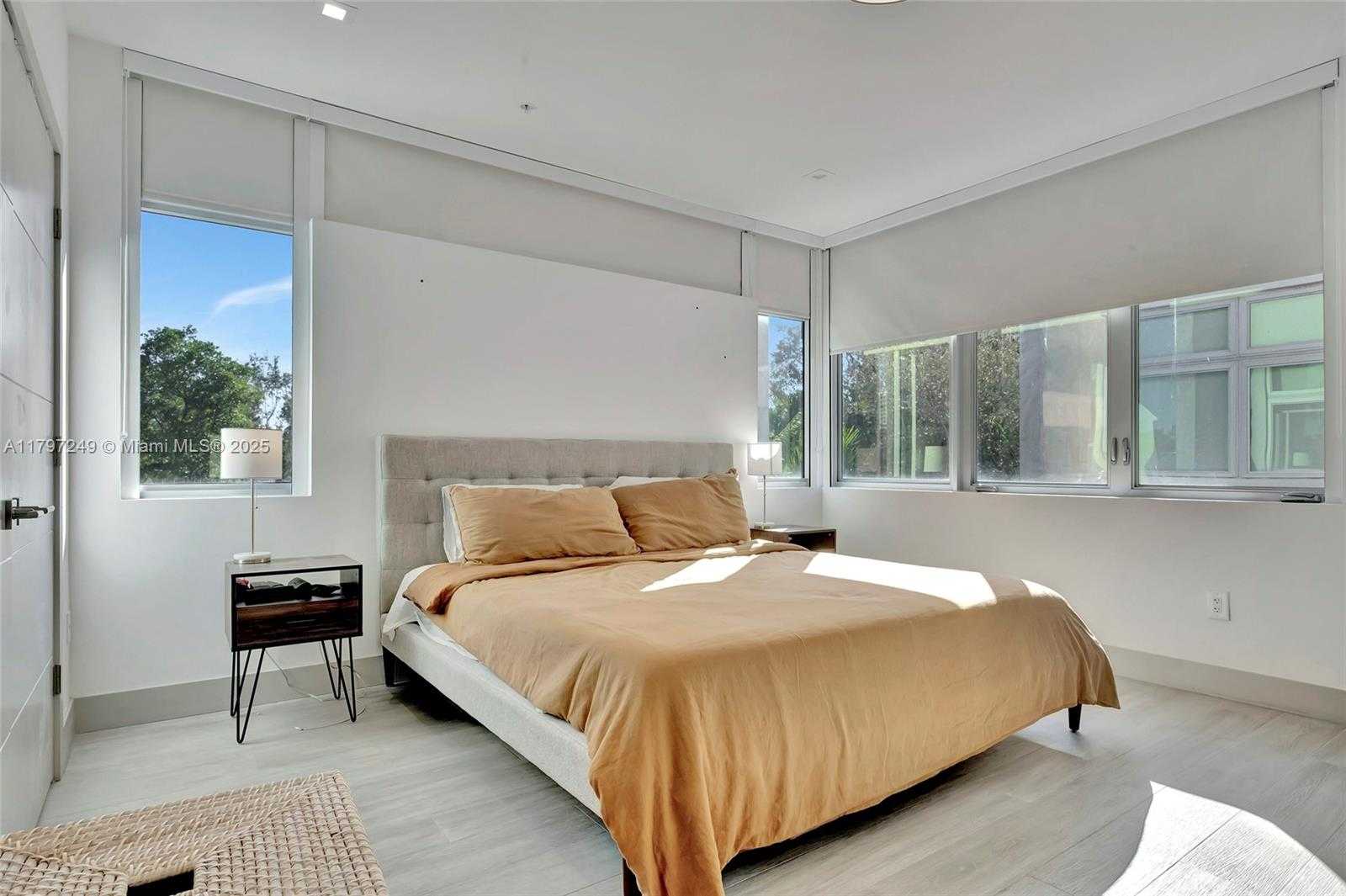 Small Image of 2924 BIRD AVE #8, Miami Number 23