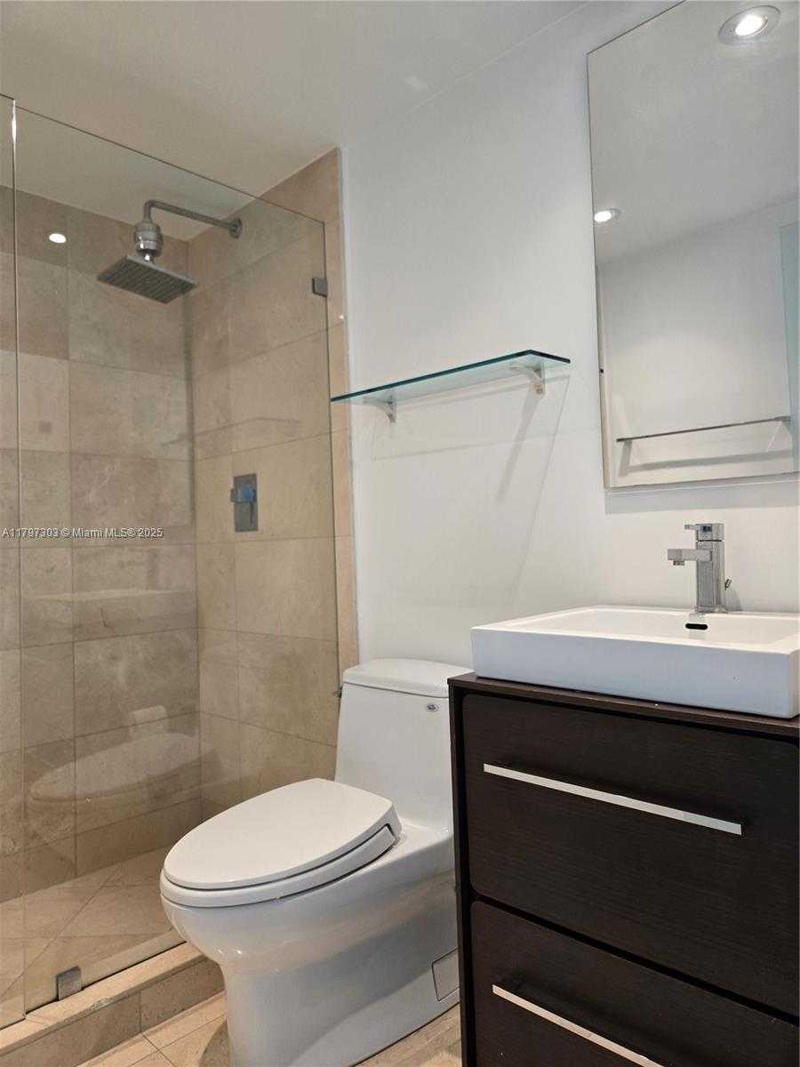 Small Image of 800 CLAUGHTON ISLAND DR #2704, Miami Number 13